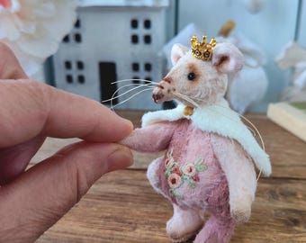 OOAK Crowned Mouse 8.5 cm – Miniature Teddy Rat with Cape, Dollhouse Collectible