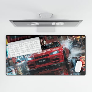 Pode incluir: Um carro vermelho e preto com uma placa branca que diz "15-44" está dirigindo em uma estrada molhada. O carro está cercado de água e há um teclado em primeiro plano.
