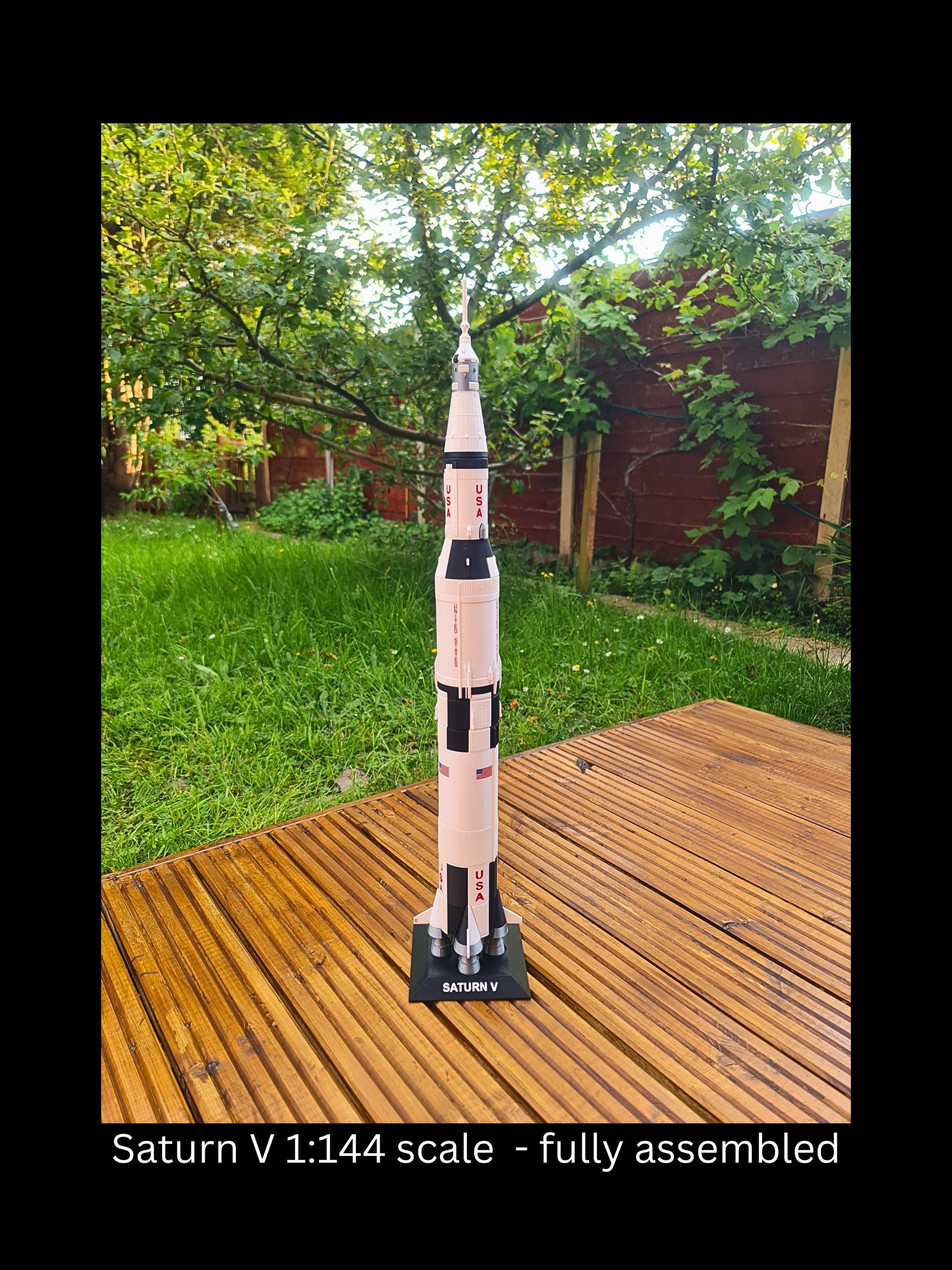 Modelo Coleccionable Con Piezas Rocket Marca Revell (Alemania) Del Cohete Saturno V Del Programa Apolo