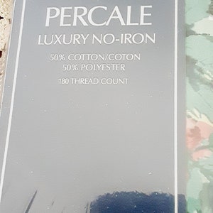 May include: A white package with a blue border and the text "Springmaid Percale Luxury No-Iron 50% Cotton/Coton 50% Polyester 180 Thread Count Guaranteed to Fit" on it.