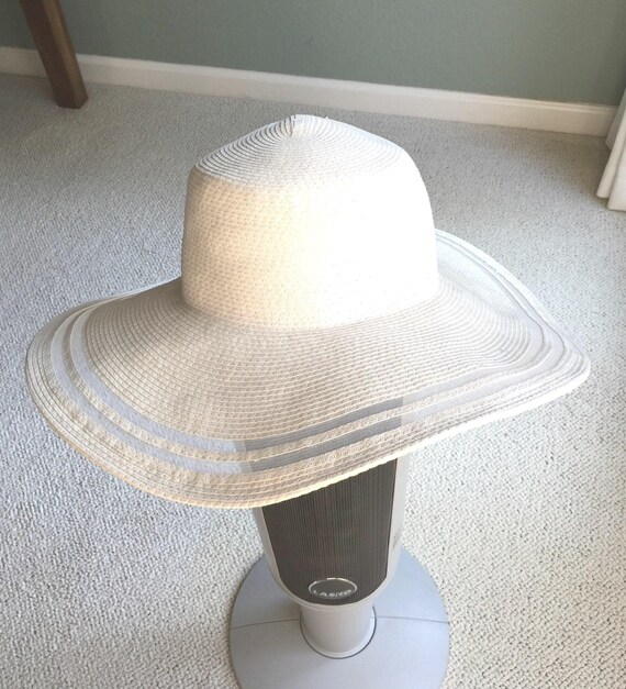 Vintage Charter Club Wide Brimmed Ladies Hat. Size 7. Ivory  display picture 2