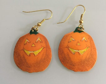 Boucles d’oreilles vintage Metal Fall ou Halloween Pumpkin Dangle pour oreilles percées.  Vers les années 1980.
