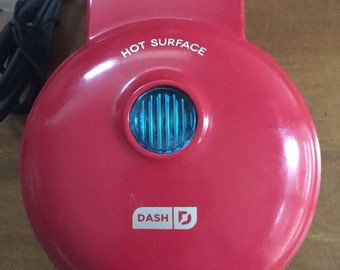 Vintage Dash Electric Mini One Serving Waffle Maker.