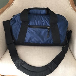 Sac de voyage vintage avec fermeture à glissière en nylon bleu marine, bleu marine, avec bandoulière.