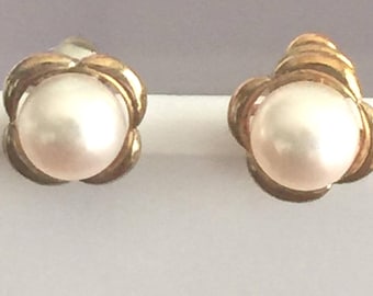 Vintage Pearl Stud Earrings, with Gold Tone Setting.  Circa 1970s
