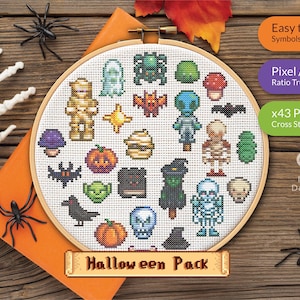 Puede incluir: Un patrón de punto de cruz con personajes de Halloween en estilo pixel art, como fantasmas, calabazas y esqueletos, exhibido en un bastidor de bordado de madera. El texto "Halloween Pack" está en una pancarta. El patrón es fácil de leer e incluye x43 PDF.