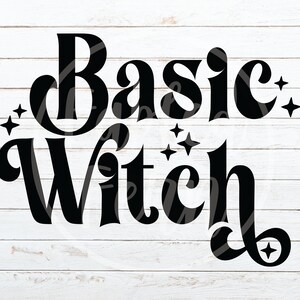 以下が含まれることがあります： スタイリッシュなフォントで「Basic Witch」というテキストが書かれた白黒のグラフィックデザイン。テキストは小さな星で囲まれています。
