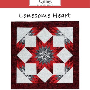 K&ouml;nnte beinhalten: Ein Quiltmuster namens "Lonesome Heart" von Nancy Scott. Das Muster zeigt einen roten und wei&szlig;en Quilt mit einem schwarzen Stern in der Mitte. Die fertige Gr&ouml;&szlig;e des Quilts betr&auml;gt 48 Zoll mal 48 Zoll. Das Muster ist als mittelschwer eingestuft.