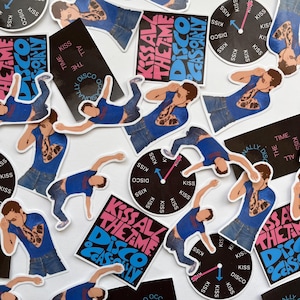 Könnte beinhalten: Ein Set aus drei Keramikbechern mit gesprenkelter, matter Oberfläche. Die Becher sind in Creme-, Hellgrau- und Dunkelgrautönen gehalten. Jeder Becher hat ein schlichtes, minimalistisches Design und einen abgerundeten Henkel.