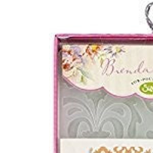 Może przedstawiać: Dwa foldery do tłoczenia Brenda Walton dla Crafter's Companion. Foldery prezentują wzór damaskowy i geometryczny. Foldery są zapakowane w różowe pudełko z kwiatowym wzorem.