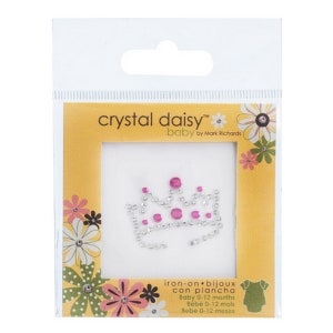 Può includere: Un pacchetto di adesivi in strass di cristallo da stirare a forma di corona. La corona è argentata con strass rosa. La confezione è gialla con un design floreale e il testo "crystal daisy™ baby by Mark Richards" e "iron-on bijoux con plancha Baby 0-12 months Bébé 0-12 mois Bebe 0-12 meses".