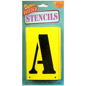 Pode incluir: Um pacote de Stencils Darice Poster. O pacote contém um estêncil amarelo com a letra preta "A". O pacote também inclui o texto "STENCILS" e "48pc". Os estênceis estão em uma embalagem plástica transparente.