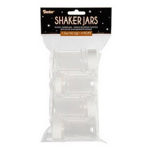 Op de afbeelding: Een verpakking van vier transparante plastic shakerpotten met witte deksels. De verpakking heeft een zwarte koptekst met de tekst "SHAKER JARS" en het Darice-logo. Elke pot bevat 42,5 g.