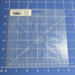 K&ouml;nnte beinhalten: Eine transparente Kunststoff-Quiltvorlage mit einem Design einer Blume mit 8 Bl&uuml;tenbl&auml;ttern. Die Vorlage hat einen Durchmesser von 8 Zoll und ist mit "EL283 Pear Leaf Medallion 8" - 12,7 cm beschriftet.