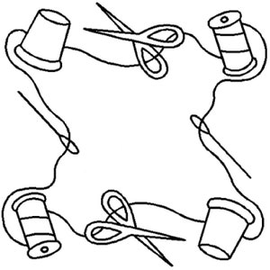 Op de afbeelding: Zwart-witte lijntekening van naai benodigdheden, waaronder twee spoelen garen, twee vingerhoeden en twee scharen.