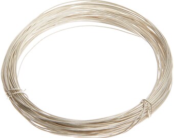 Puede incluir: Un rollo de alambre de plata, perfecto para la elaboración de joyas o proyectos de artesanía.