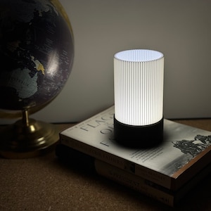 Lámpara LED mini moderna impresa en 3D: elegante luz de noche.