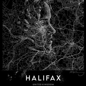 Può includere: Una mappa in bianco e nero di Halifax, Regno Unito, con il nome della città e le coordinate stampate sotto. La mappa è stilizzata per assomigliare al viso di una persona.