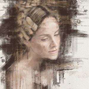 Può includere: Ritratto artistico di una donna con un'espressione morbida e contemplativa. Il dipinto presenta una tavolozza di colori neutri con pennellate marroni e dorate. I capelli della donna sono raccolti in uno chignon e l'opera d'arte ha un aspetto di tela strutturata.