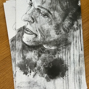 Può includere: Disegno in bianco e nero di un viso di donna su uno sfondo strutturato. Il disegno è firmato "HBing" in basso a destra.