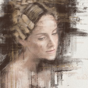 Può includere: Un dipinto di una donna con una tavolozza di colori morbidi e tenui. I suoi capelli sono acconciati con grandi bigodini rotondi e lei guarda in basso con un'espressione pensosa. Lo sfondo è un design sfumato e astratto di pennellate in tonalità di marrone e oro.