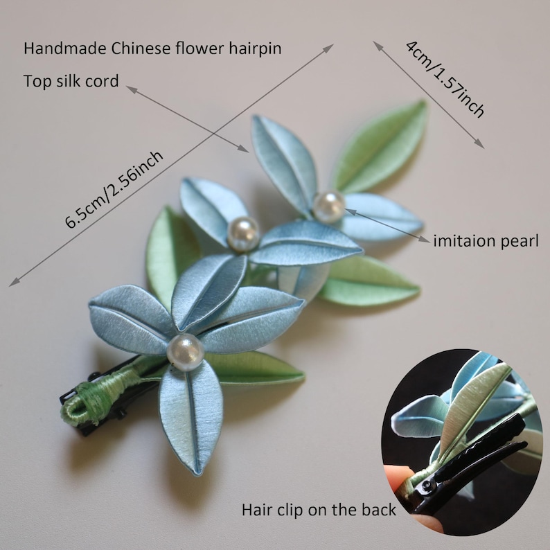 Puede incluir: Horquilla de flores china hecha a mano con flores de seda azul claro y verde y centros de perlas de imitaci&oacute;n. La horquilla mide 6,5 cm de largo y 4 cm de ancho, con una pinza para el pelo en la parte posterior.