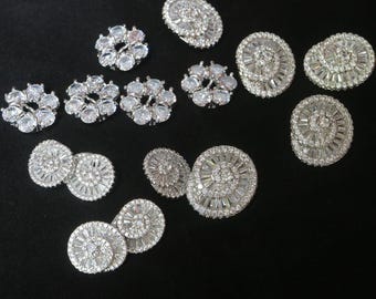 Puede incluir: Surtido de adornos de pedrería plateados en varias formas y tamaños. Los adornos son perfectos para añadir brillo a las manualidades, la ropa y los accesorios.