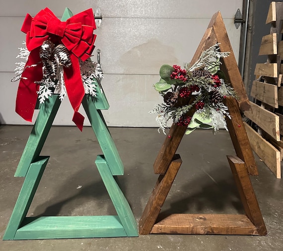 Rustikaler stehender Weihnachtsbaum aus Holz