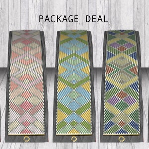 Könnte beinhalten: Fünf Perlenarmbandmuster mit geometrischen Designs in verschiedenen Farben, darunter Rosa, Orange, Grün, Blau und Braun. Die Armbänder werden auf schwarzen Ständern vor einem hellen Holzgrund angezeigt. Der Text lautet "PACKAGE DEAL" und "BYADINDA Patterns".