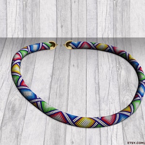 Può includere: Una collana di perline colorate con un motivo geometrico. La collana è realizzata con piccole perline rotonde in tonalità di blu, verde, rosso, giallo e bianco. La collana è chiusa con una chiusura dorata.