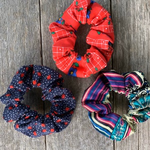 Vintage fabric scrunchie. Retro scrunchie. Vintage scrunchies. Vintage fabric. Vintage sheets. Retro fabric. Vintage hair tie. Hair tie.