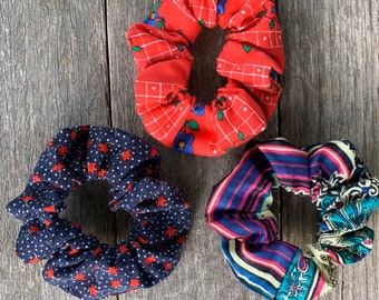 Vintage fabric scrunchie. Retro scrunchie. Vintage scrunchies. Vintage fabric. Vintage sheets. Retro fabric. Vintage hair tie. Hair tie.