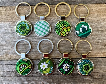 Vintage fabric keyring. Retro keyring. Flower keyring. Hippy keyring. Flower power. Sustainable fashion. Vintage keyring. Handmade key tag.