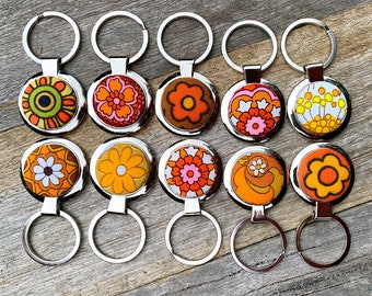 Vintage fabric keyring. Retro keyring. Flower keyring. Hippy keyring. Flower power. Sustainable fashion. Vintage keyring. Handmade key tag.