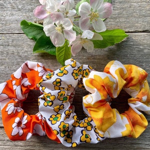 Vintage fabric scrunchie. Retro scrunchie. Vintage scrunchies. Vintage fabric. Vintage sheets. Retro fabric. Vintage hair tie. Hair tie.