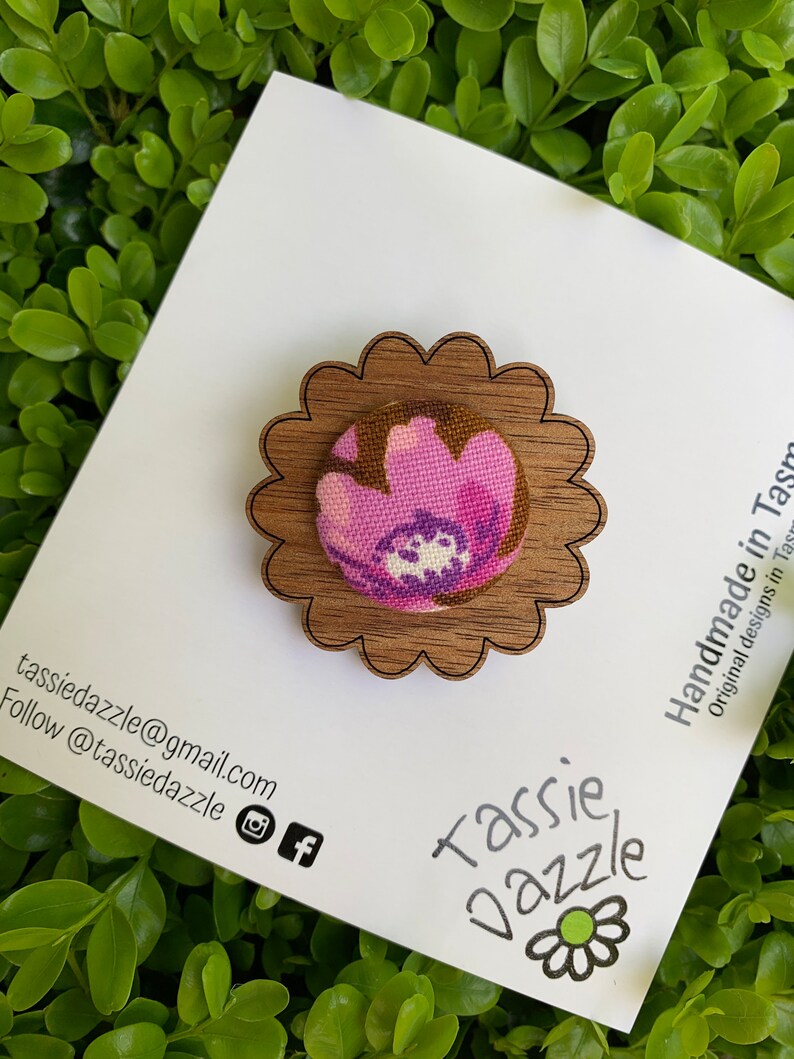 Vintage fabric brooch. Wooden brooch. Flower brooch. Upcycled vintage fabric. Retro jewellery. Festival jewellery. Upcycled vintage. Groovy image 3