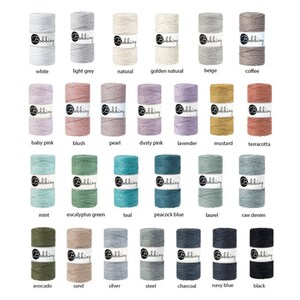 Könnte beinhalten: Eine Sammlung von 20 Spulen mit Baumwollschnur in verschiedenen Farben, darunter Weiß, Hellgrau, Natur, Goldbraun, Beige, Kaffee, Babyrosa, Blush, Perlmutt, Altrosa, Lavendel, Senf, Terrakotta, Minze, Eukalyptusgrün, Türkis, Pfauenblau, Lorbeer, Rohdenim, Avocado, Sand, Silber, Stahl, Anthrazit, Marineblau und Schwarz. Jede Spule trägt den Aufdruck "Bobbing".