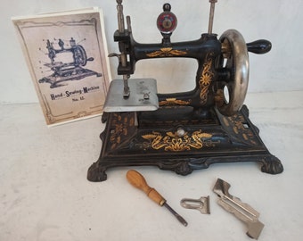 Antigua alemana Muller No. 12 Manivela de hierro fundido para niños Máquina de coser en miniatura Máquina de coser hecha en Alemania