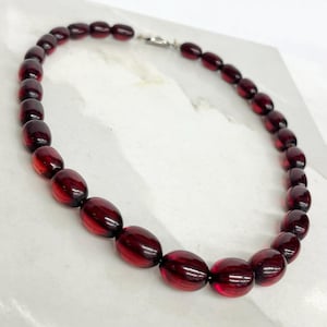 Könnte beinhalten: Ein Set aus drei Keramikbechern mit gesprenkelter, matter Oberfläche. Die Becher sind in Creme-, Hellgrau- und Dunkelgrautönen gehalten. Jeder Becher hat ein schlichtes, minimalistisches Design.