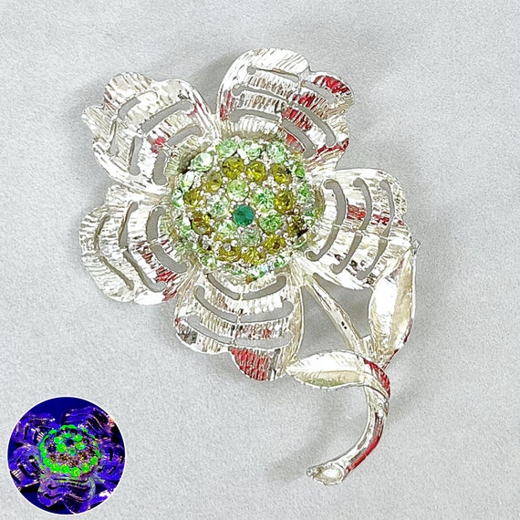 Vintage 1960’s - 1970’s Daisy Brooch with Green U… - image 1
