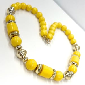 Vintage Bright Yellow & Gold Tond Acrylic / Lucite / Plastic Barrel Bead Necklace 20” Long Chunky Beads
