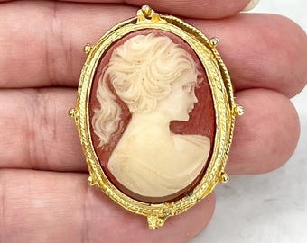 Z130 ヴィンテージゴールドトーンとイエローのフェイクカメオブローチ