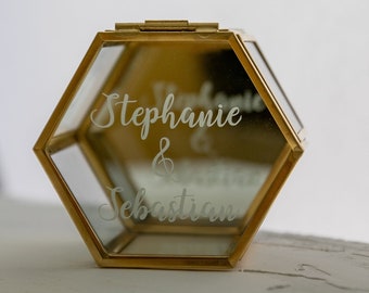 Individualized glass ring box with gold HEXAGON / MIRROR BOTTOM