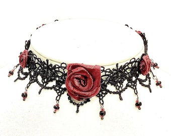 Collier,  dentelle noir, roses en tissu rouge ,style victorien, gothique , Steam punk , parure, St Valentin