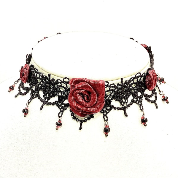 Collier,  dentelle noir, roses en tissu rouge ,style victorien, gothique , Steam punk , parure, St Valentin