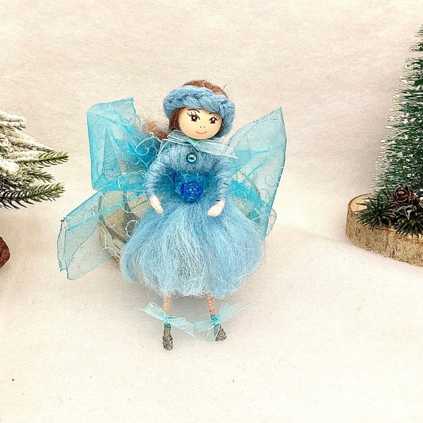 Ange de Noël, fée, petite poupée, en laine bleu, décoration chambre d'enfant