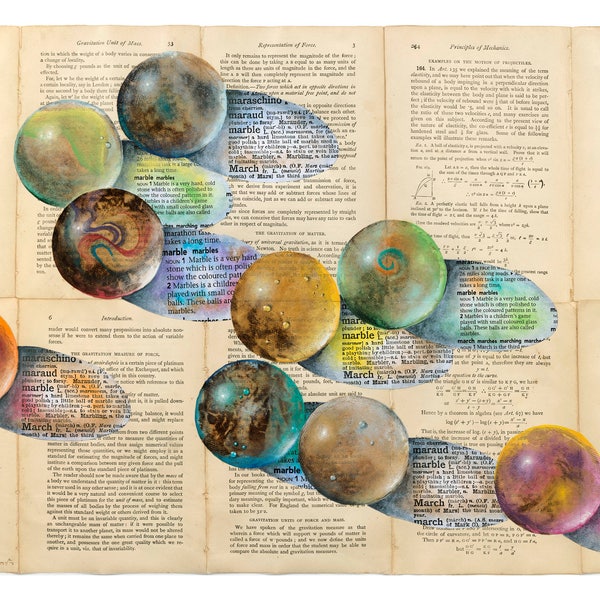 Mixed Media Malerei von Glasmurmeln. Rollende Murmeln. Veränderte Physikseiten. Malerei Murmeln auf Teebeuteln über Vintage Physik Buchseiten..