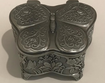 Boîte à bijoux en étain en forme de papillon + roses et feuilles. 6 cm - 2,4 po. Doublure en velours noir.