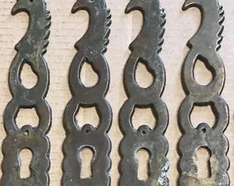 6 portes d&#39;armoires de cuisine en brocante française vintage (années 1910-1950) écussons en laiton en forme de coq récupérés. VGC