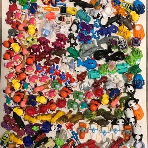 HUGE job-lot 368 kinder egg toys + 127 bonus parts + stickers & accessories bundle